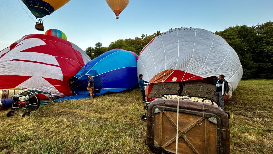 Tři desítky horkovzdušných balonů zaplnily nebe nad vodní nádrží Rozkoš