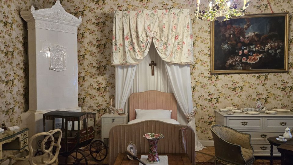 Dívčí pokoj s vzácnými tapetami, které se podařilo obnovit