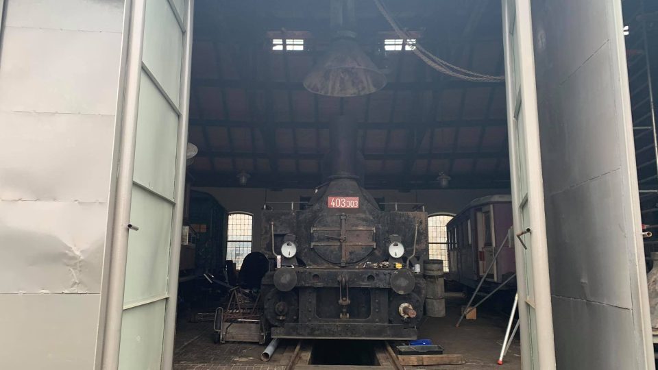 Pracovníci Železničního muzea Výtopna Jaroměř teď opravují dýmníky