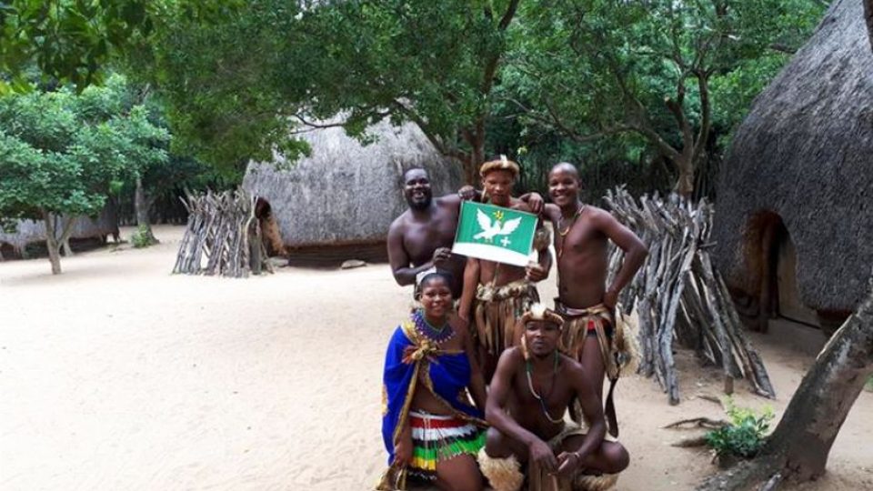 Vlajka Hořiček se dostala až do tradiční Zulu vesnice s názvem Gooderson DumaZulu. Nachází se nedaleko města Hluhluwe v provincii KwaZulu-Natal