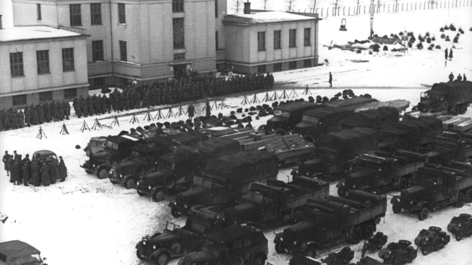 Německá armáda po obsazení letiště na Pouchově