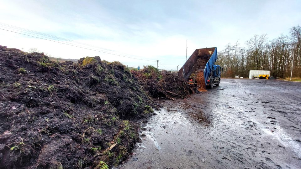 V kompostárně na bioodpad v Libci