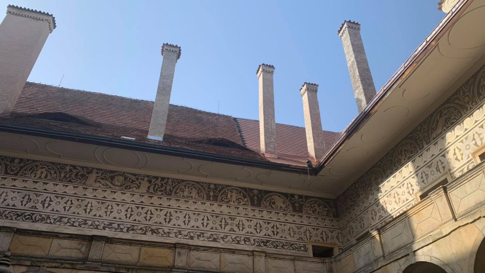 Do zámecké střechy v Doudlebách nad Orlicí zatéká