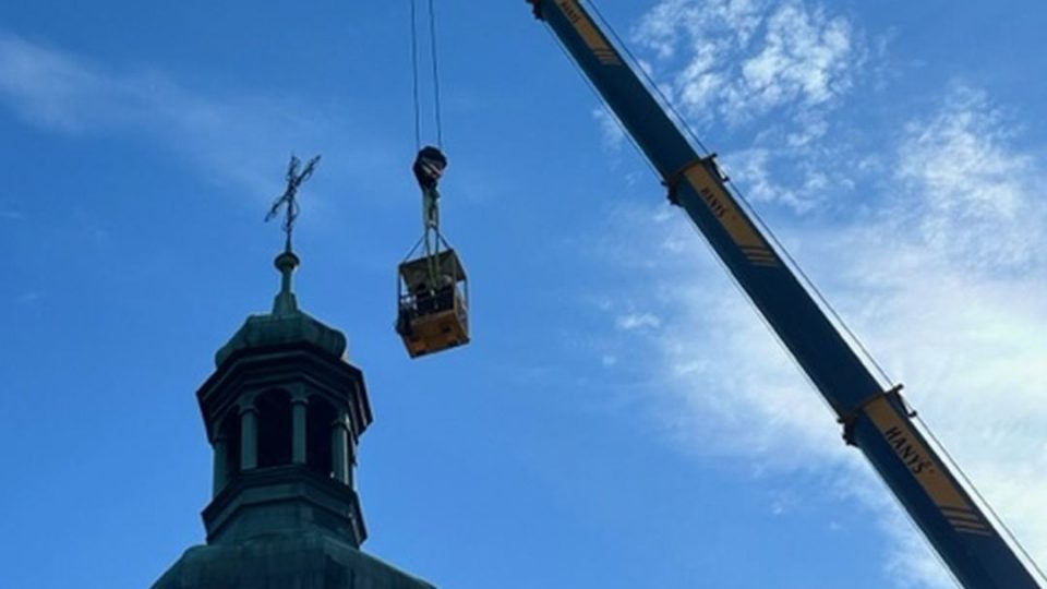 Speciální těžká technika sundávala z věže klášterního kostela sv. Augustina ve Vrchlabí poškozený kříž