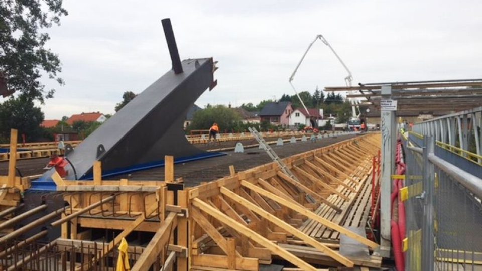 Stavbaři betonovali konstrukci nového mostu přes Orlici ve Svinarech