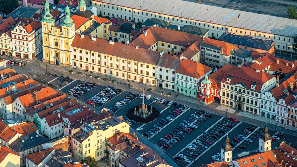 Velké náměstí se nachází v samotném srdci centra Hradce Králové. V jeho středu se nachází Mariánský morový sloup, dominantou je také kostel Nanebevzetí Panny Marie