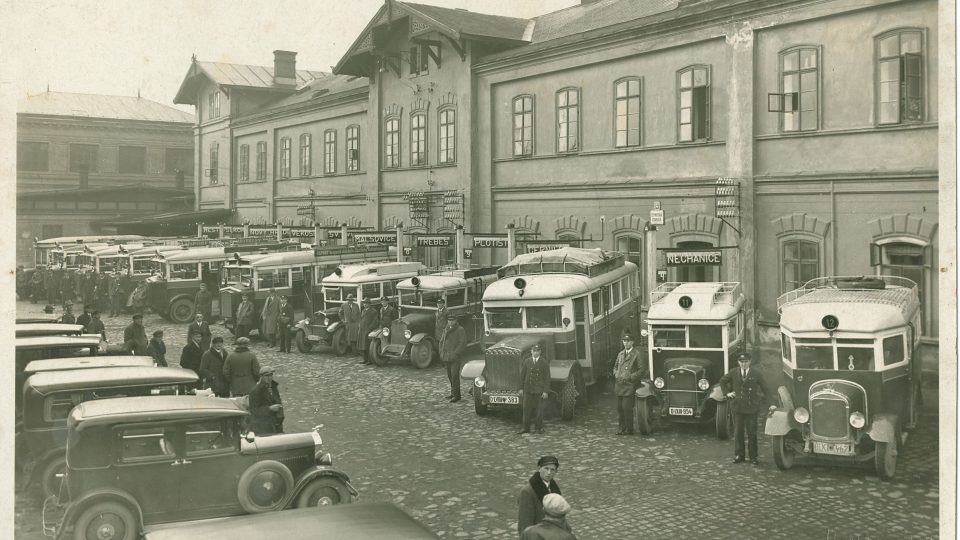 Staré nádraží 1929 - Historická fotografie vozů městské hromadné dopravy v Hradci Králové