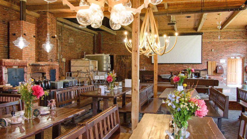 Při návštěvě sklárny můžete navštívit i Sklářskou krčmu | foto: Jaroslav Hoření, Český rozhlas Při návštěvě sklárny můžete navštívit i Sklářskou krčmu