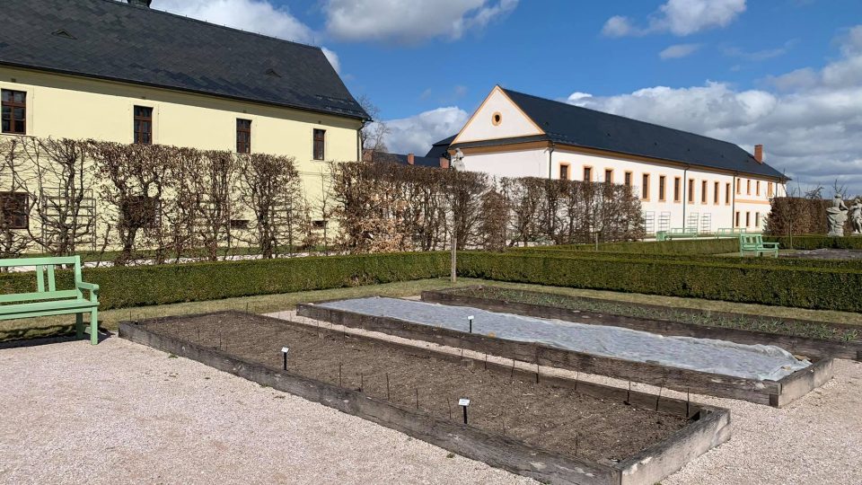 Bylinková zahrada u hospitalu Kuks na Trutnovsku se po zimě probouzí k životu
