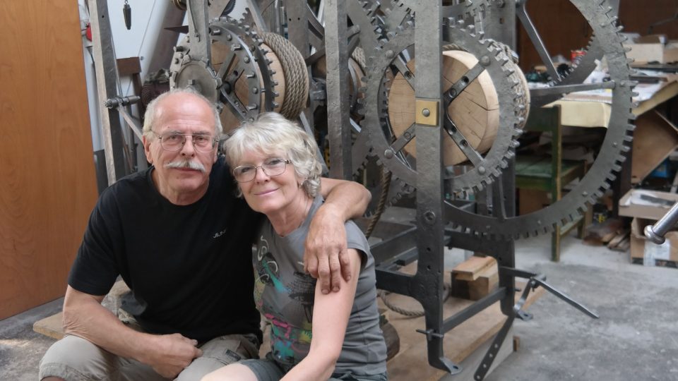 Staroměstský orloj a restaurátor věžních hodin Petr Skála s manželkou