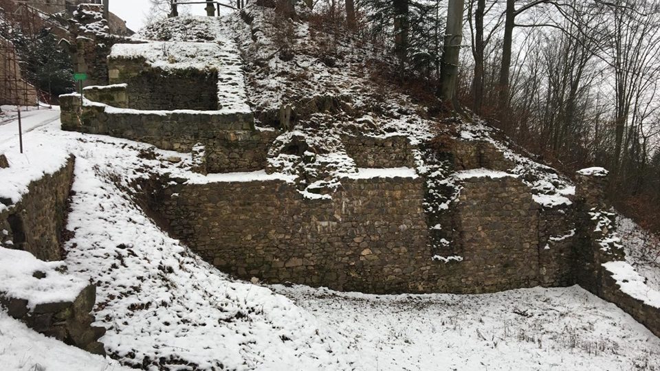 Hrad Potštejn možná v minulosti vypadal jinak, než jak se doposud uvádělo