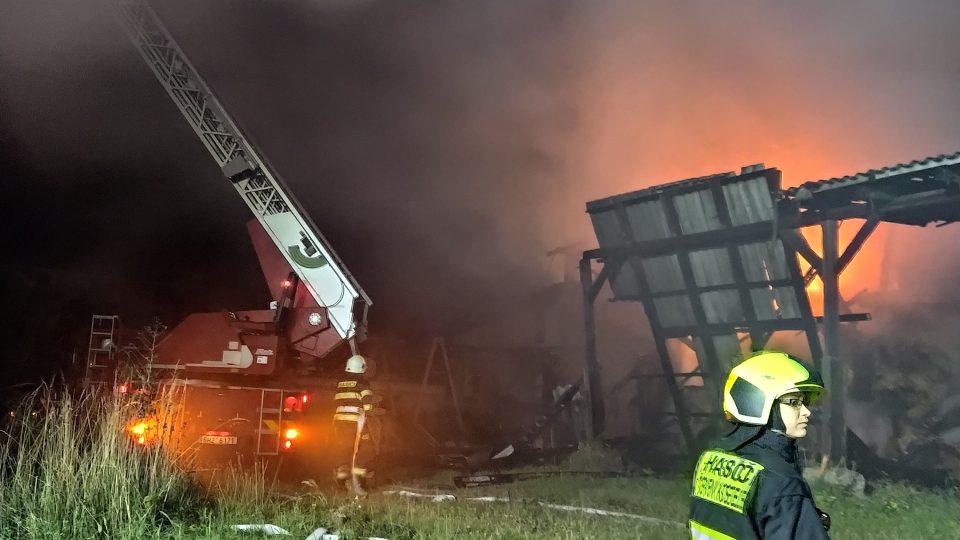 Celkem pět jednotek hasičů zasahovalo u nočního požáru skladovací haly v Žernově na Náchodsku