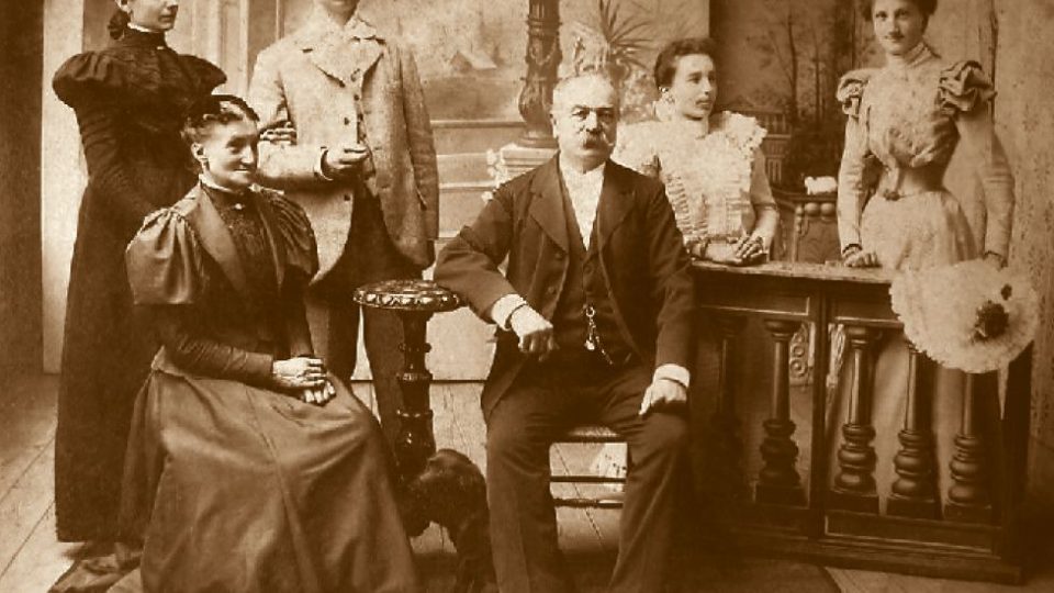 Václav František Viravský (sedící) s rodinou