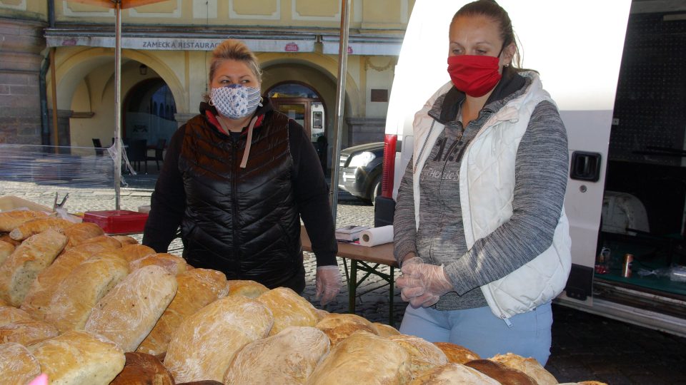 Část výtěžku z prodeje chleba putuje spolku Sportem proti bariérám