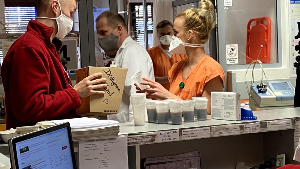 Urgentní příjem pražské Fakultní nemocnice v Motole. Lidé se snaží zdravotníkům pomoci jak jen to jde, třeba i balíčkem s kávou