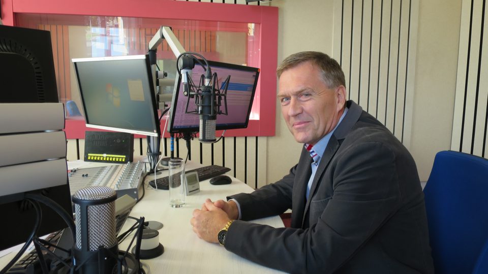 Profesor Jiří Manďák ve studiu Českého rozhlasu Hradec Králové