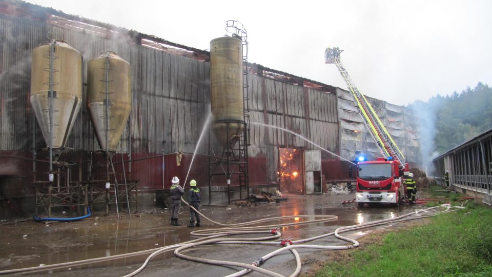 V obci Suchý Důl na Náchodsku zasahují hasiči u rozsáhlého požáru skladovací haly