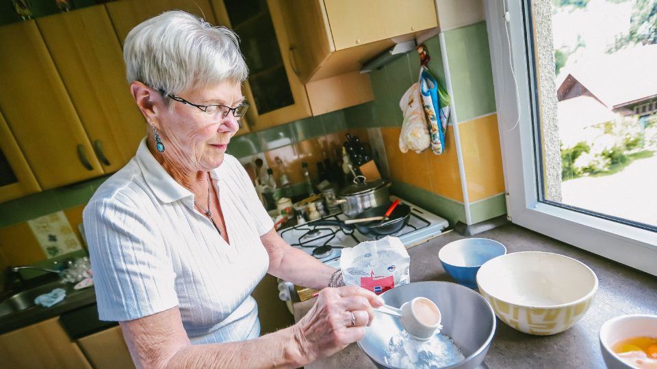 Blanka Imrišková při přípravě žilinských řezů | foto: Jana Volková Blanka Imrišková při přípravě žilinských řezů