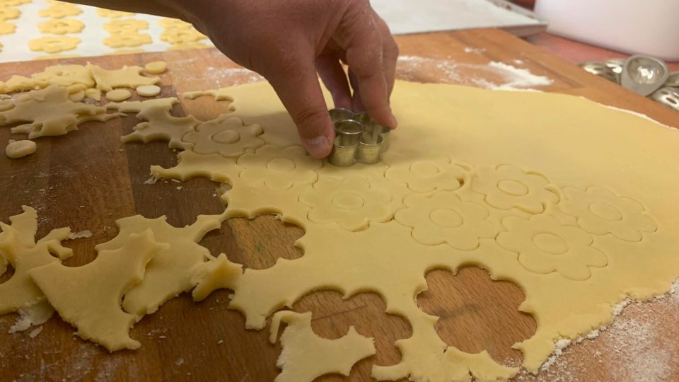 Sociální pekárna Na plechu v Kvasinách už začala péct vánoční cukroví