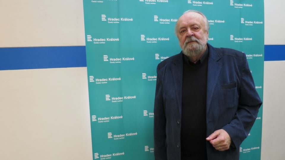Mgr. Jan Kyselák ve studiu Českého rozhlasu Hradec Králové