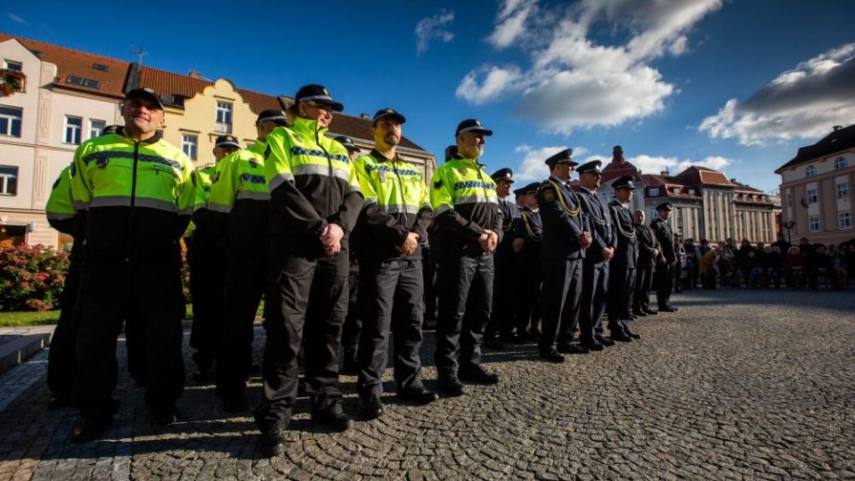 Desítky policistů, strážníků a hasičů převzaly medaile u příležitosti oslav 28. října v Hradci Králové
