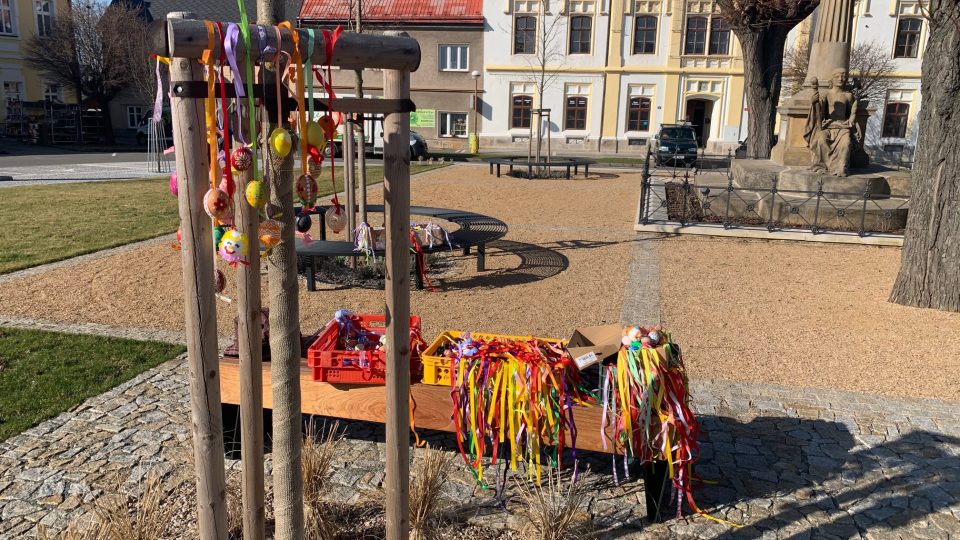 Husovo náměstí v České Skalici ozdobilo na tisíc kraslic. Lidé je městu věnovali