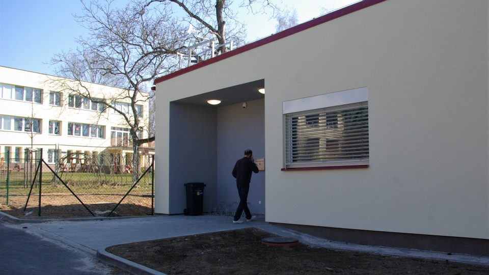 Nové zdravotní středisko stojí v blízkosti mateřské a základní školy v Železnici