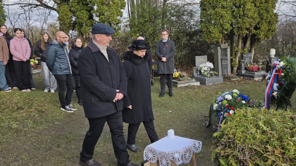 Ostatky válečného hrdiny Miroslava Špota se po více než 80 letech vrátily do Jičína, kde vyrůstal | foto: Vladislava Wildová, Český rozhlas Ostatky válečného hrdiny Miroslava Špota se po více než 80 letech vrátily do Jičína, kde vyrůstal