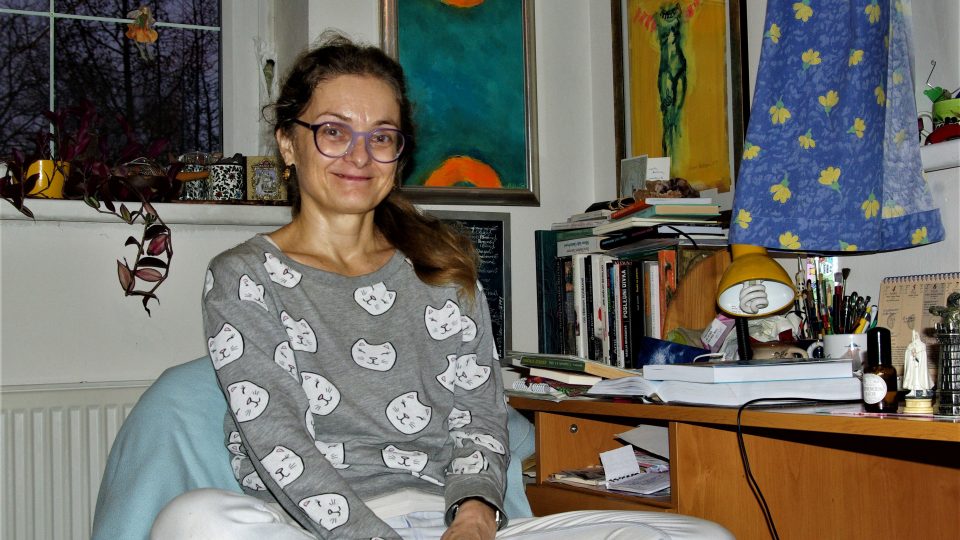 Terezie Dubinová při natáčení rozhlasové Návštěvy ve své domácí pracovně