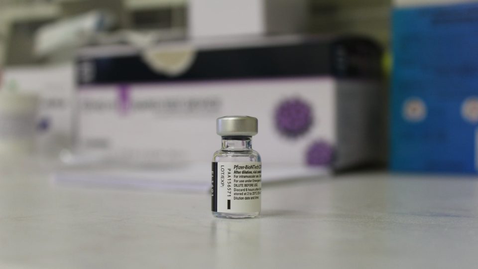 Ve všech nemocnicích Zdravotnického holdingu Královéhradeckého kraje pokračuje očkování zdravotnických záchranářů a zdravotníků proti covid-19