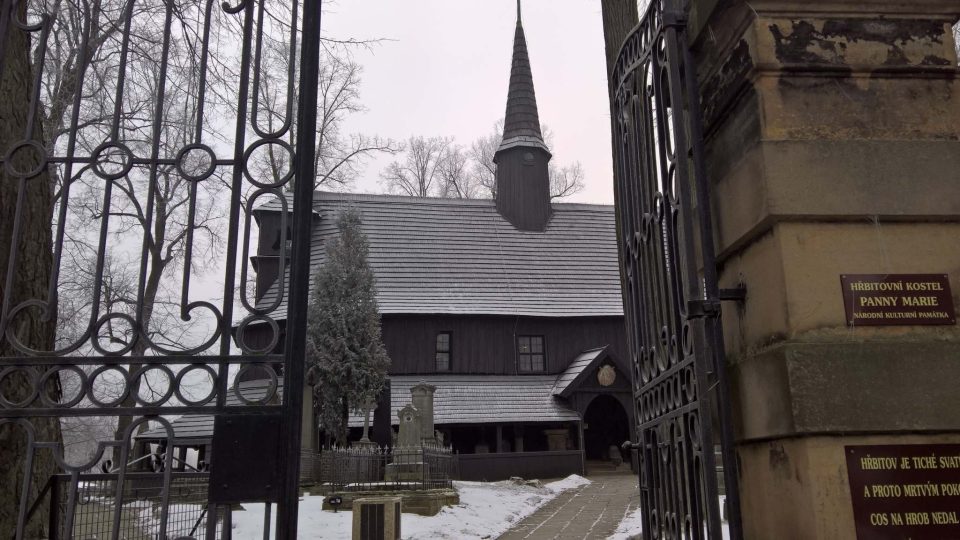 Dřevěný kostel Panny Marie v Broumově pochází z poloviny 15. století