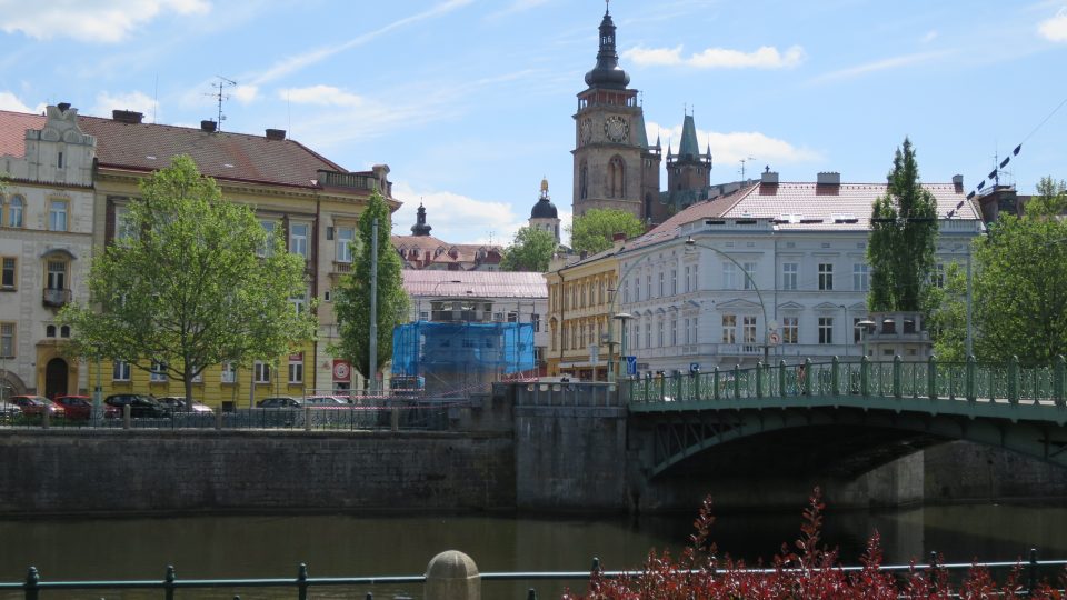 Do původní podoby se vrací kiosek architekta Jana Kotěry na Pražském mostě v Hradci Králové