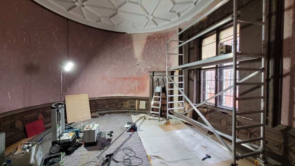 Hostinské pokoje na Hrádku u Nechanic - stav Půlkruhové ložnice během obnovy