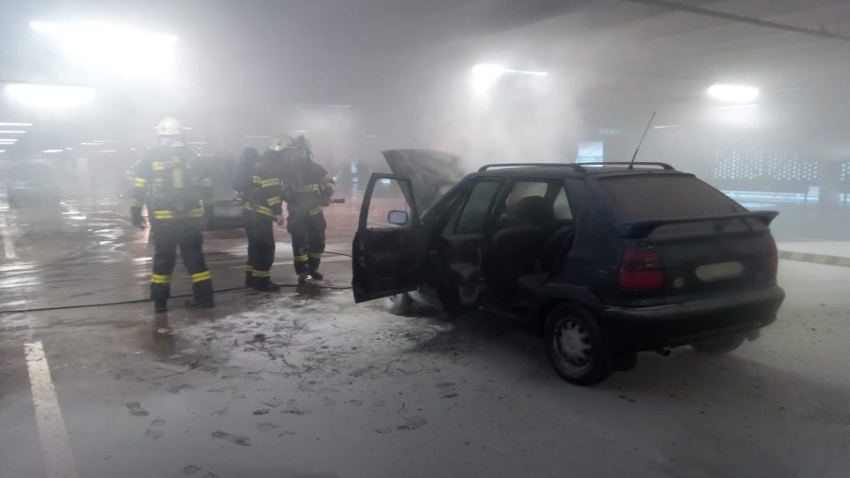 V garážích nákupního centra v Hradci Králové hořel osobní automobil
