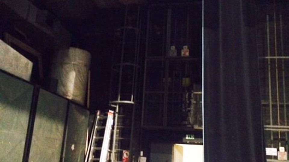 Dřevěný krov nad jevištěm v jičínském Masarykově divadle je v havarijním stavu