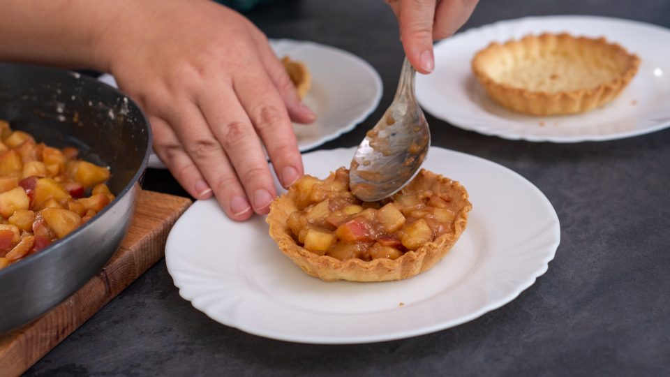 Po upečení těsta plníme jablečnou směsí