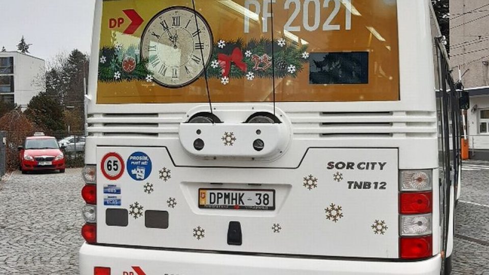Vánoční výzdoba vozů v městské hromadné dopravě v Hradci Králové