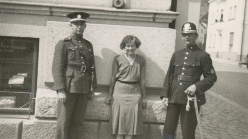 Dívka s četníkem a policistou - je krásně vidět rozdíl mezi uniformou četníka a policejního strážníka