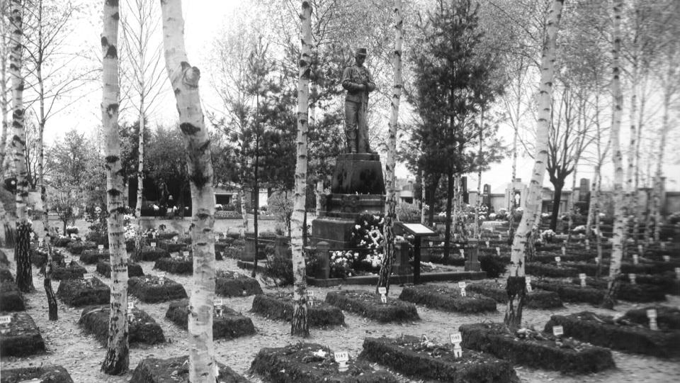 Pomník vojína na jičínském hřbitově před spojením jednotlivých hrobů do jednoho společného