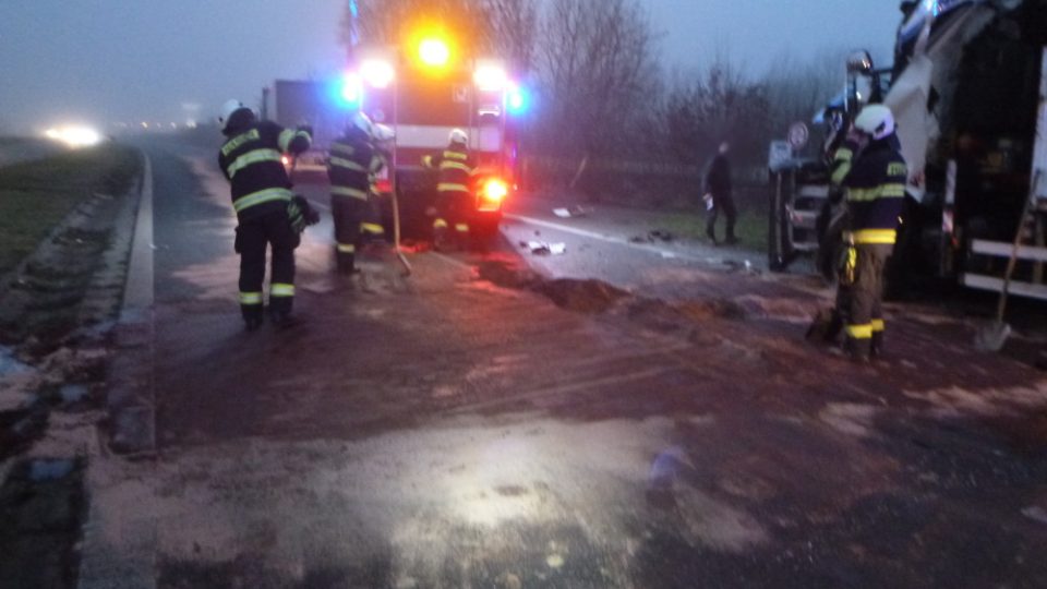 Na čtyřproudé výpadové silnici z Hradce Králové na Pardubice se srazily dva kamiony
