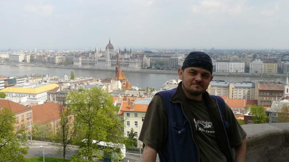 Libor Max Křenek, reviewer geocachingu pro Českou republiku, při hledání kešek v Budapešti