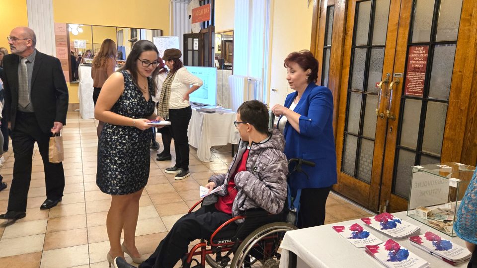 Před zahájením benefice ve vestibulu Masarykova divadla v Jičíně