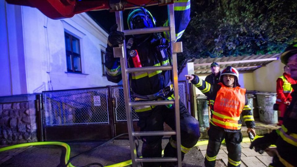 Tři lidé byli zraněni při požáru rodinného domu v Náchodě v části Staré Město nad Metují