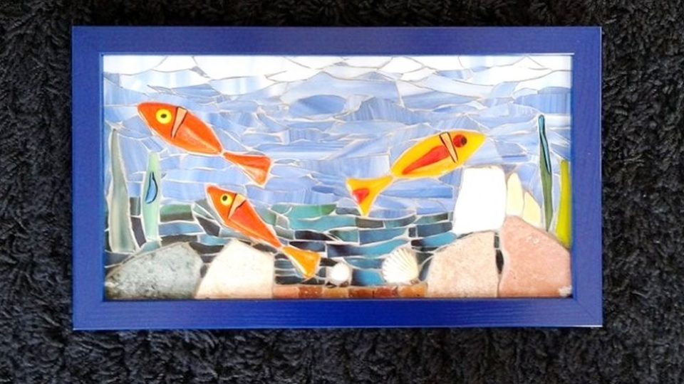 Skleněné mozaiky Evy Edler hrají všemi barvami a jsou okouzlující