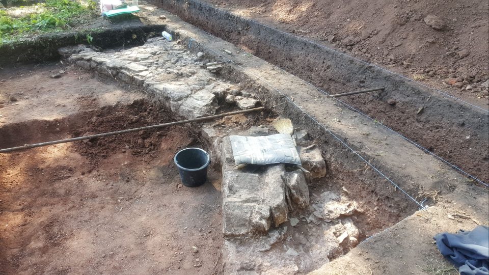 Archeologický průzkum zámeckého kopce v Náchodě odhalil pozdně středověkou stavbu