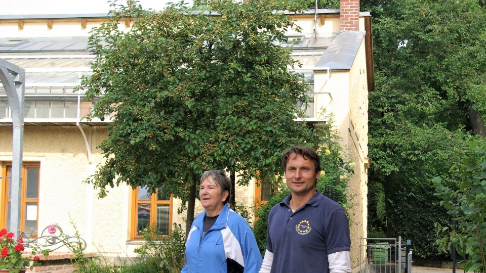 Nadšený správce zahrady a zahradník Jan Lonc s brigádnicí