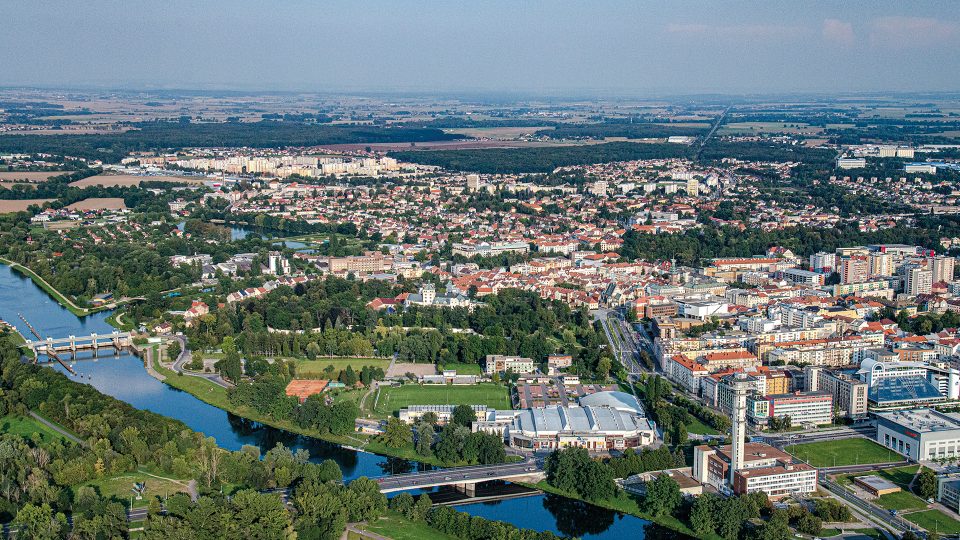Pardubice leží na soutoku řek Labe a Chrudimky v Polabské nížině, jejich okolí s loukami, listnatými lesy a historickými vodními kanály připomíná velký anglický park