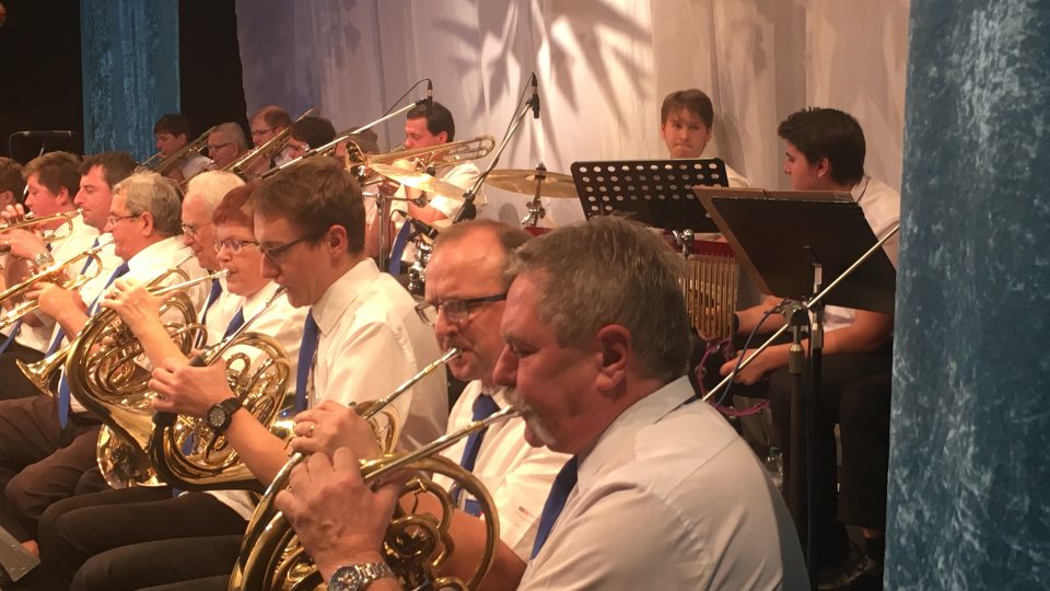 Adventní koncert Městského dechového orchestru v Červeném Kostelci dvakrát vyprodal divadlo