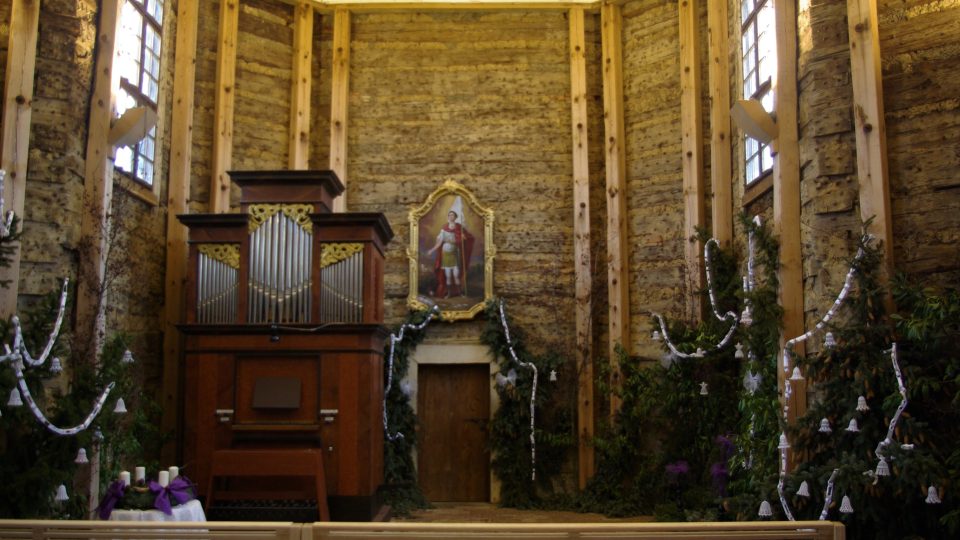 Návštěvníky kostela překvapí i netradiční pohled do oltářiště