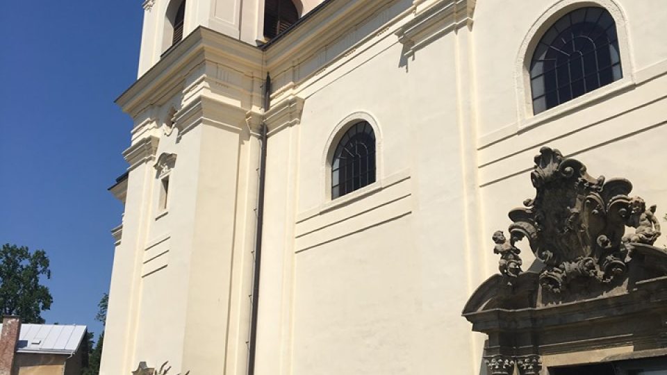 Vzácný oltář v kostele svaté Anny v Žirči se po šesti letech vrátil na své místo